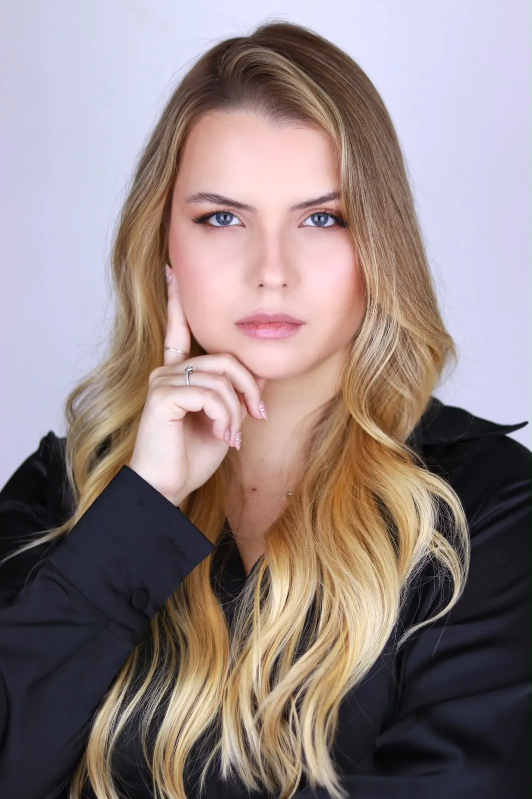 Retrato da Dra. Larissa Bega, cirurgiã-dentista, com camisa preta