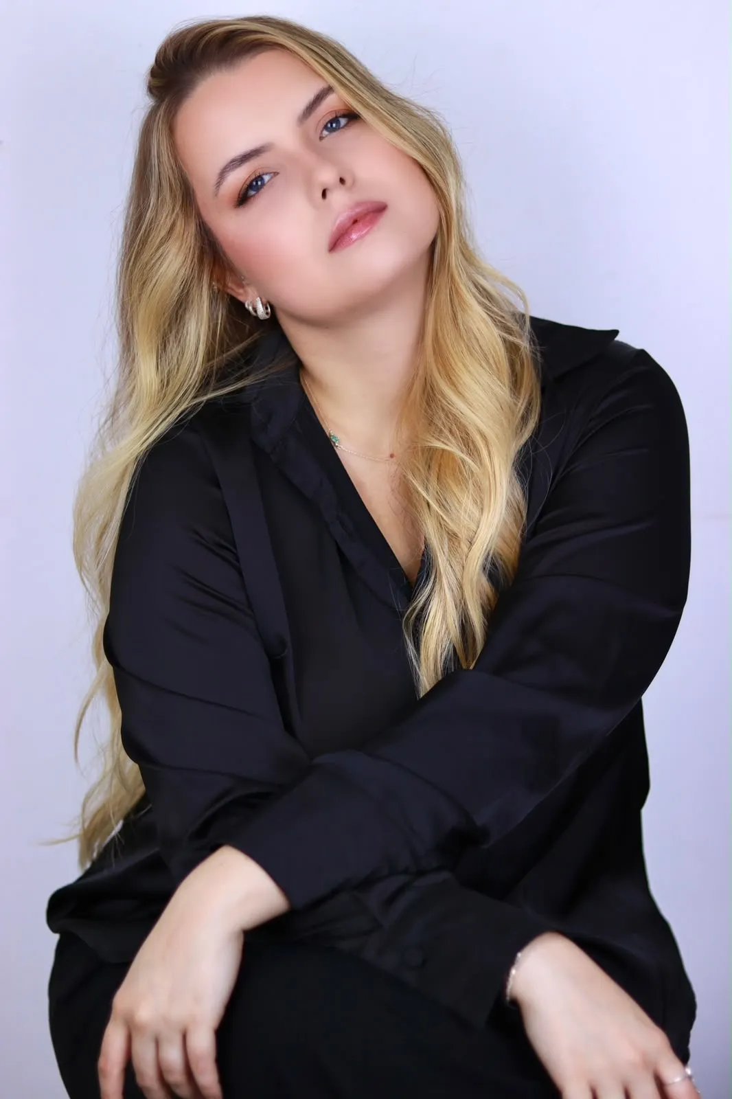 Dra. Larissa Bega sentada, em retrato profissional